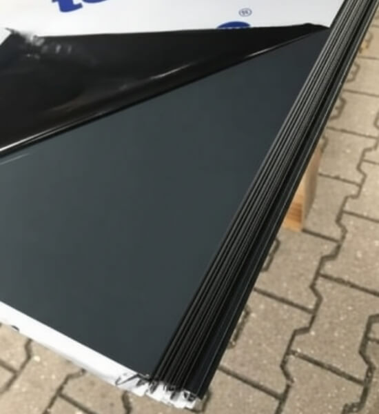 farbiges Alublech nach Maß auf Steinboden