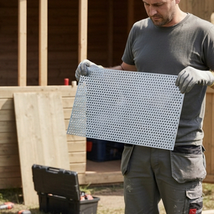 Mann hält Blechtafel in der Hand