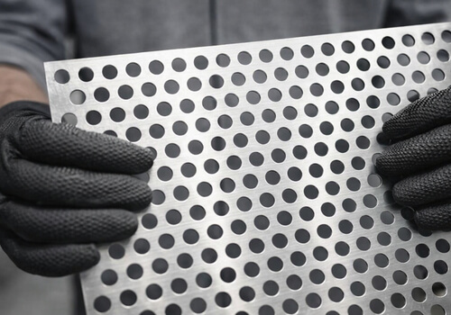 Lochblech Zuschnitt in Hand