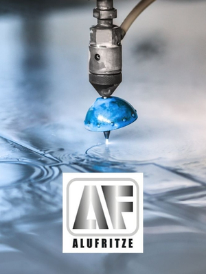 Wasserstrahlschneiden von einem Blech